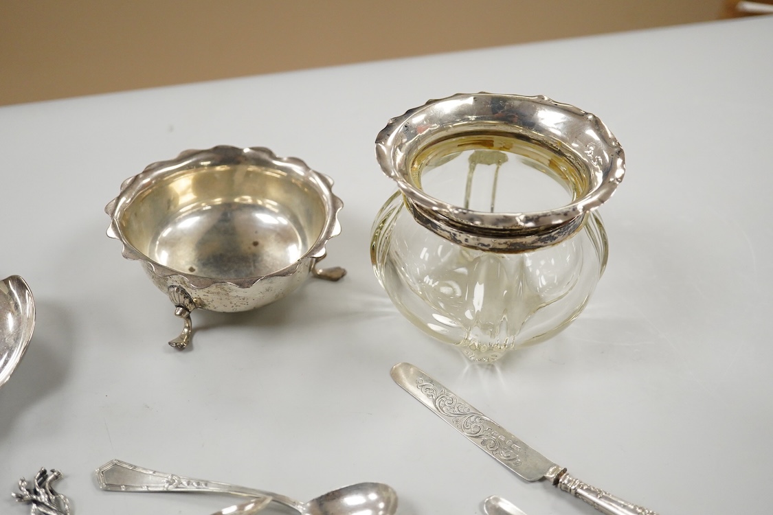 A collection of small silver including a small Edwardian sugar bowl, William Devenport, Birmingham, 1907, diameter 92mm(a.f.), a small shallow dish, a mounted glass bowl, a small quantity of silver and other white metal